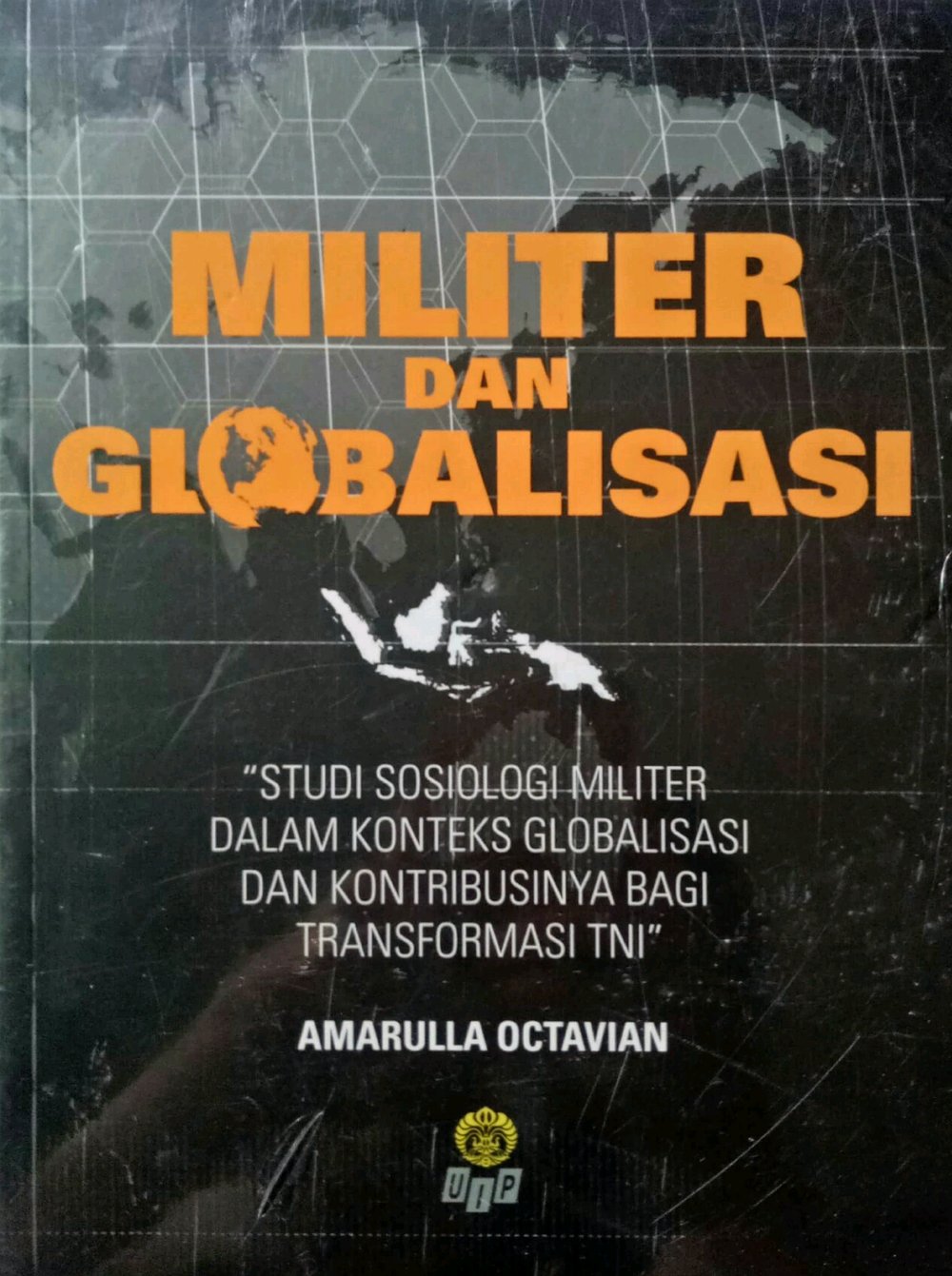 Militer dan globalisasi :  studi sosiologi militer dalam konteks globalisasi dan kontribusinya bagi transformasi TNI / Amarulla Octavian, Penyunting; Deniek G. Sukarya, Direktur Kreatif; Tata Sukarya, Desain Grafis; PT Sukarya & Sukarya Pandetama.