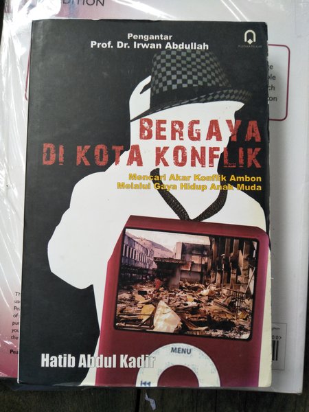 Bergaya di kota konflik : mencari akar konflik Ambon melalui gaya hidup anak muda
