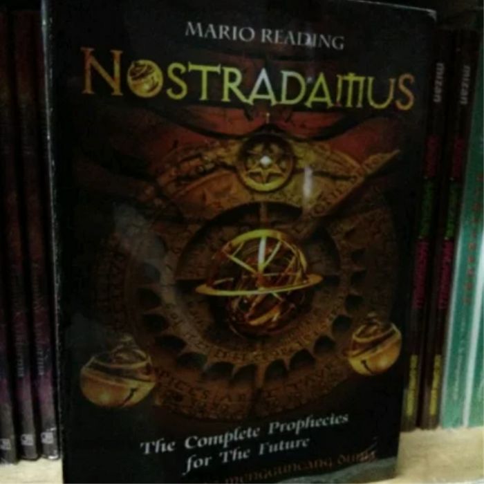 NOSTRADAMUS : The Complete Propheicies For The Future Ramalan yang mengguncang dunia