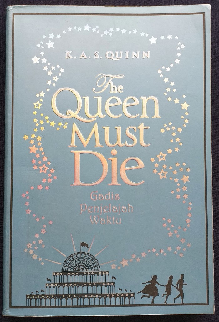 The Queen Must Die :  Gadis Penjelajah Waktu / K. A. S. Quinn; penerjemah, Ambhita Dhyaningrum; editor, D. Liana