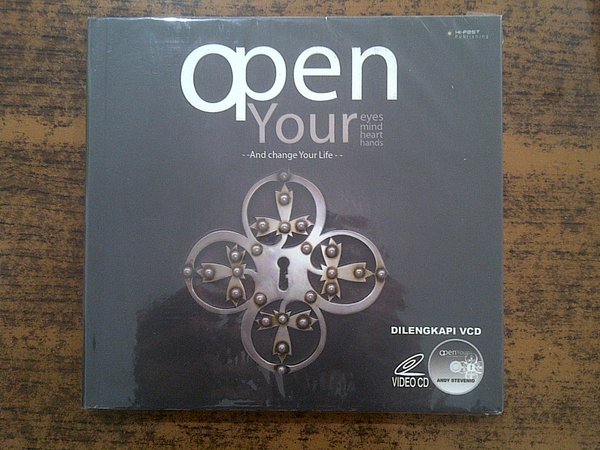 Open your eyes, your mind, your heart, your hands and change your life :  membangun jiwa menuju kebahagian yang sempurna / Andy Stevenio
