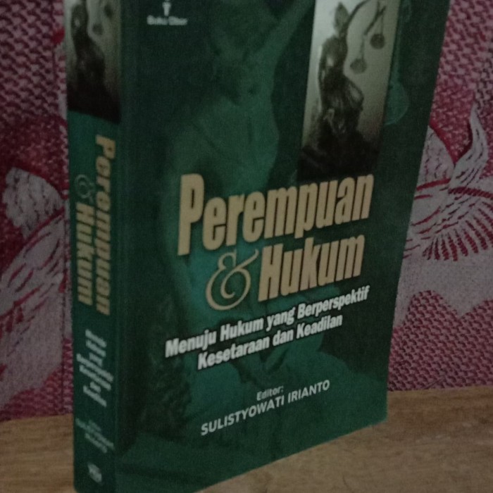 Perempuan & Hukum : Menuju hukum yang beperspektif kesetaraan dan keadlian