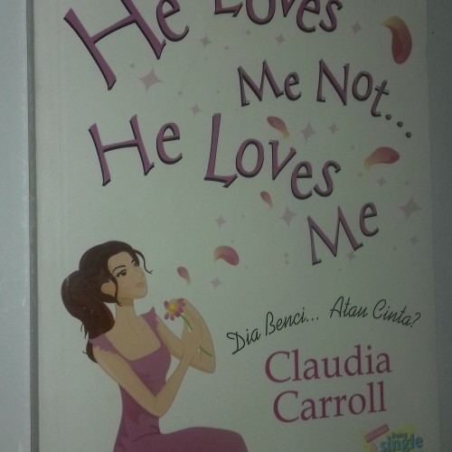 He Loves Me Not... He Loves Me Me :  Dia benci... Atau cinta? / Penulis Claudia Carroll