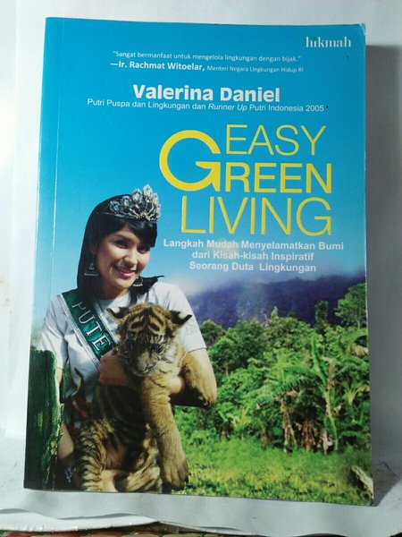 Easy green living : langkah mudah menyelamatkan Bumi dari kisah - kisah inspiratif seorang Duta Lingkungan