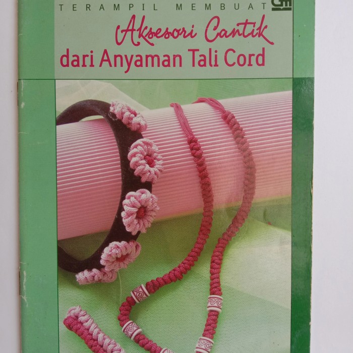 Terampil Membuat Aksesori Cantik dari Anyaman Tali Cord
