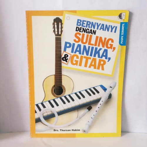 Bernyanyi dengan suling, pianika, dan gitar