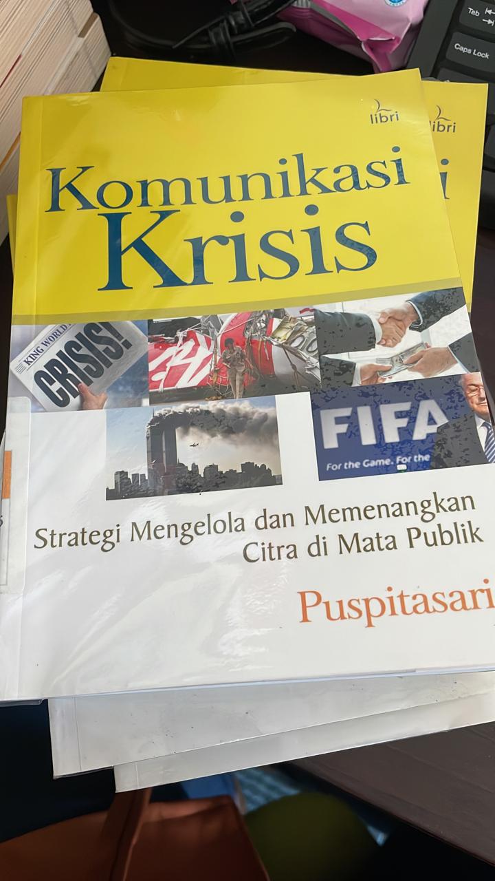 Komunikasi krisis : strategi mengelola dan memenangkan citra di mata publik