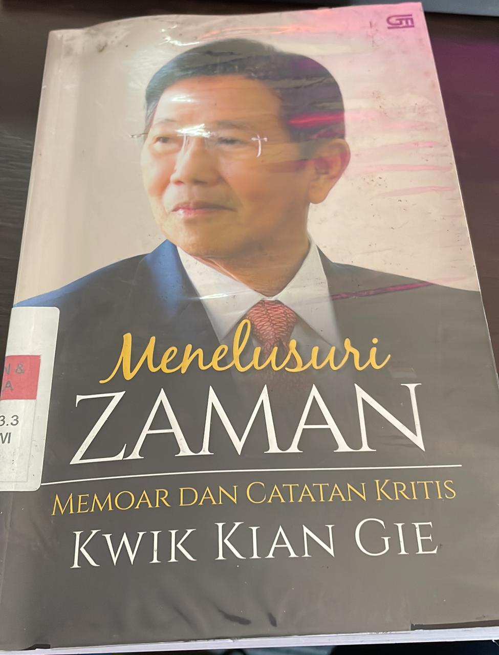 Menelusuri zaman : Memoar dan catatan kritis kwik kian gie