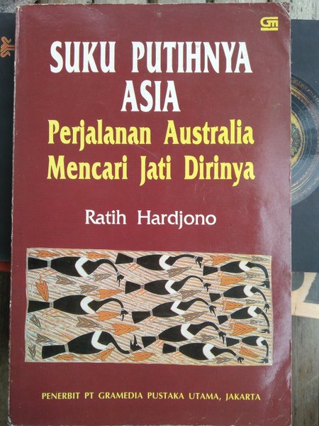 Suku Putihnya Asia : Perjaanan Australia Mencari Jati Dirinya