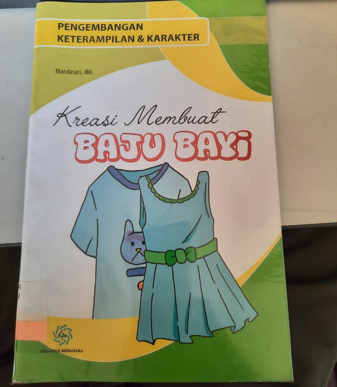 Kreasi Membuat Baju Bayi : Pengembangan Keterampilan dan Karakter