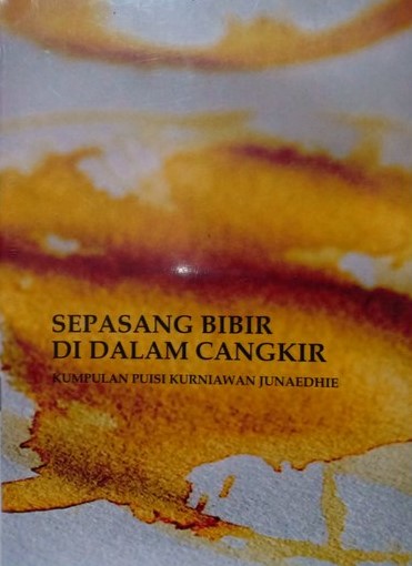 Sepasang bibir di dalam cangkir : kumpulan puisi kurniawan junaedhie