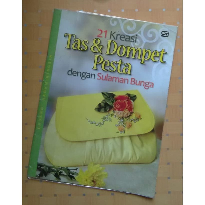 21 kreasi tas dan dompet pesta dengan sulaman bunga Endang Rachminingsih; ed. Intarina Hardiman