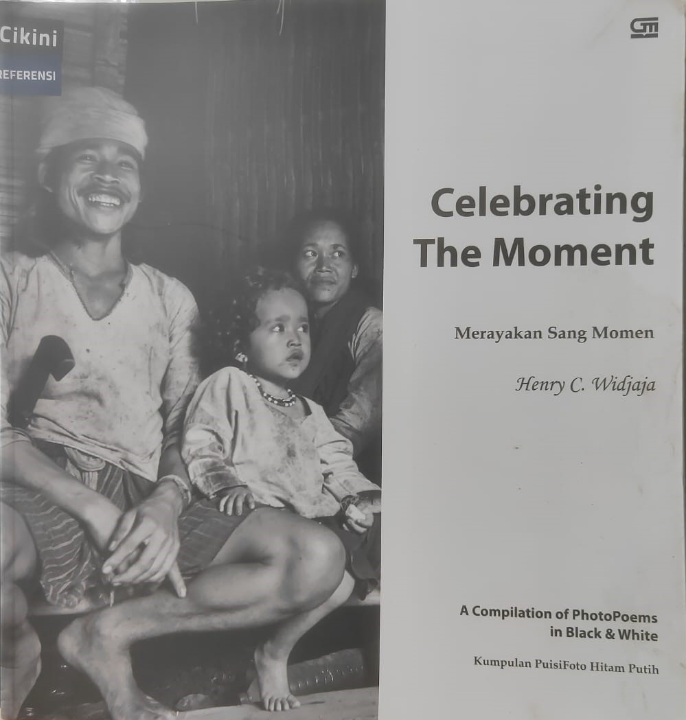 Celebrating the moment : a compilation of photopoems in black & white = kumpulan puisifoto hitam putih