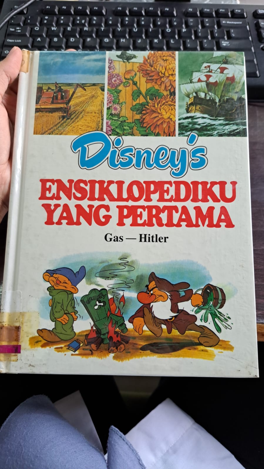 Disney's Jilid 8 : Ensiklopediku yang pertama 'Gas - hitler'