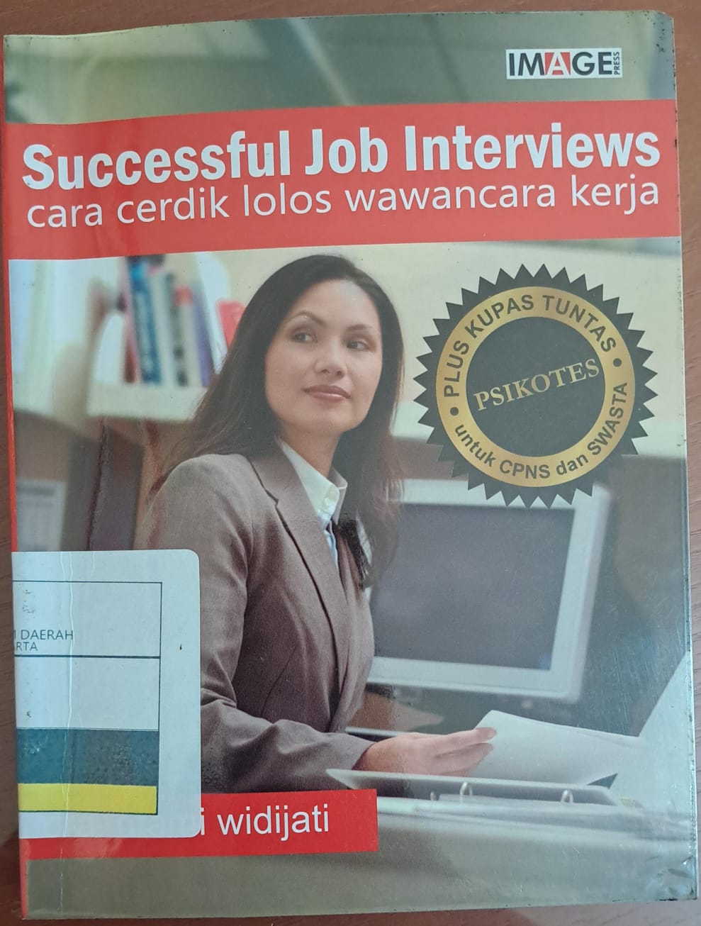Successful job interviews :  cara cerdik lolos wawancara kerja / Utami Widijati