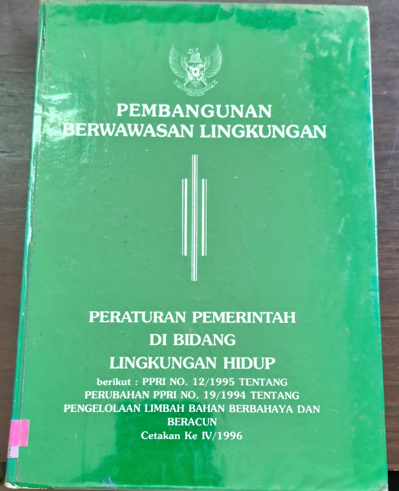Pembangunan berwawasan lingkungan : Peraturan pemerintah di bidang lingkungan hidup