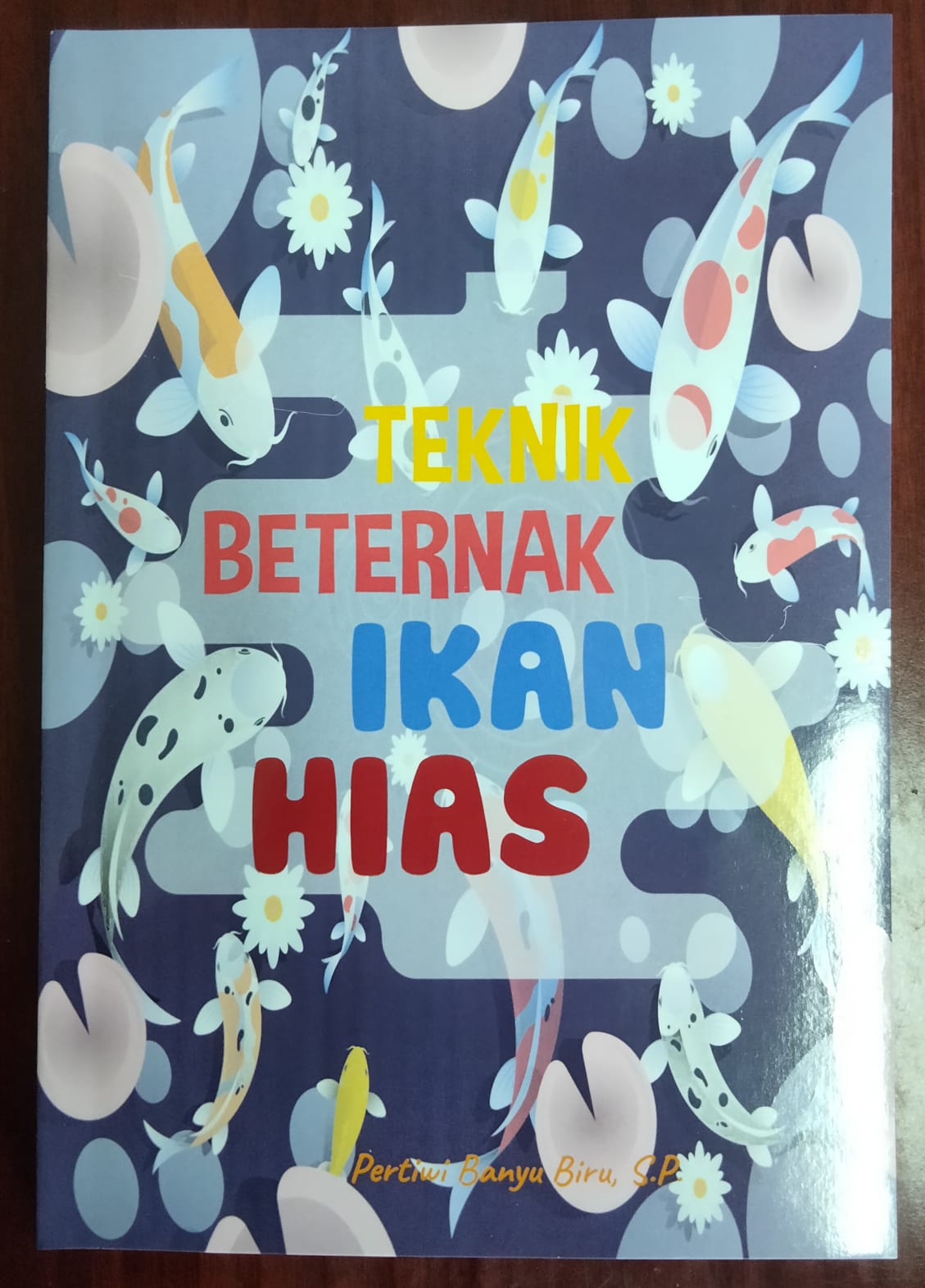 Teknik beternak ikan hias / Pertiwi Banyu Biru ; layout, Andrea; cover, Arnold