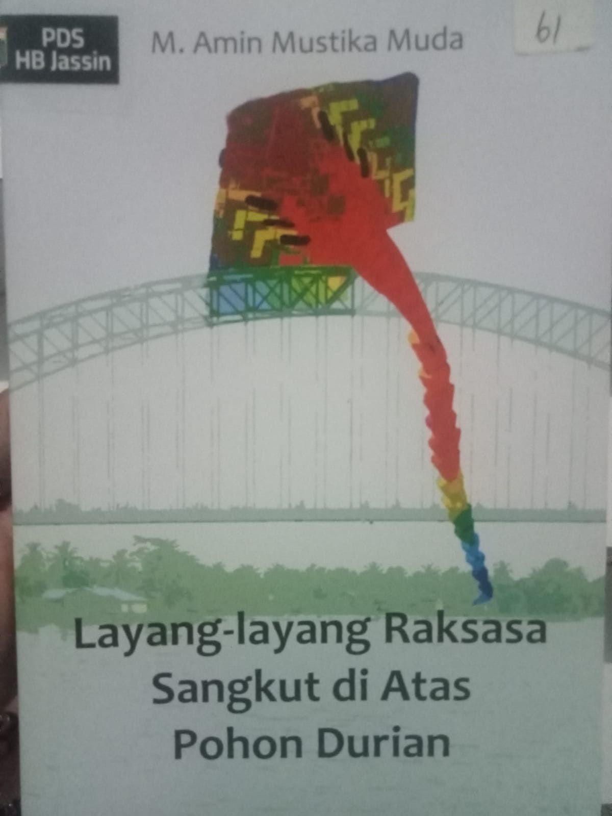 Layang-layang raksasa sangkut di atas pohon durian :  kumpulan puisi / Muh. Amin Mustika Muda ; penyunting, Hajriansyah