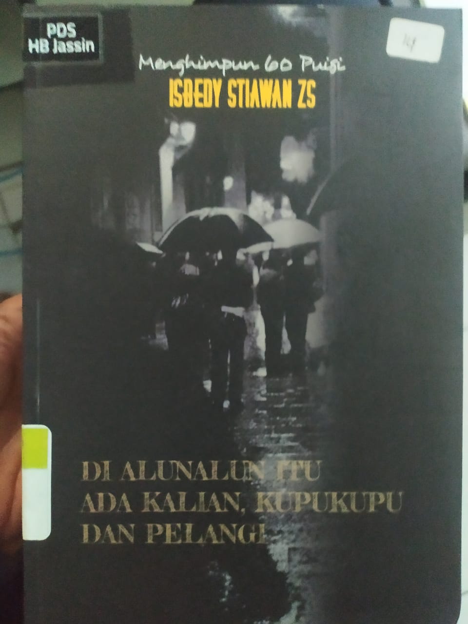 Di alunalun itu ada kalian, kupukupu dan pelangi