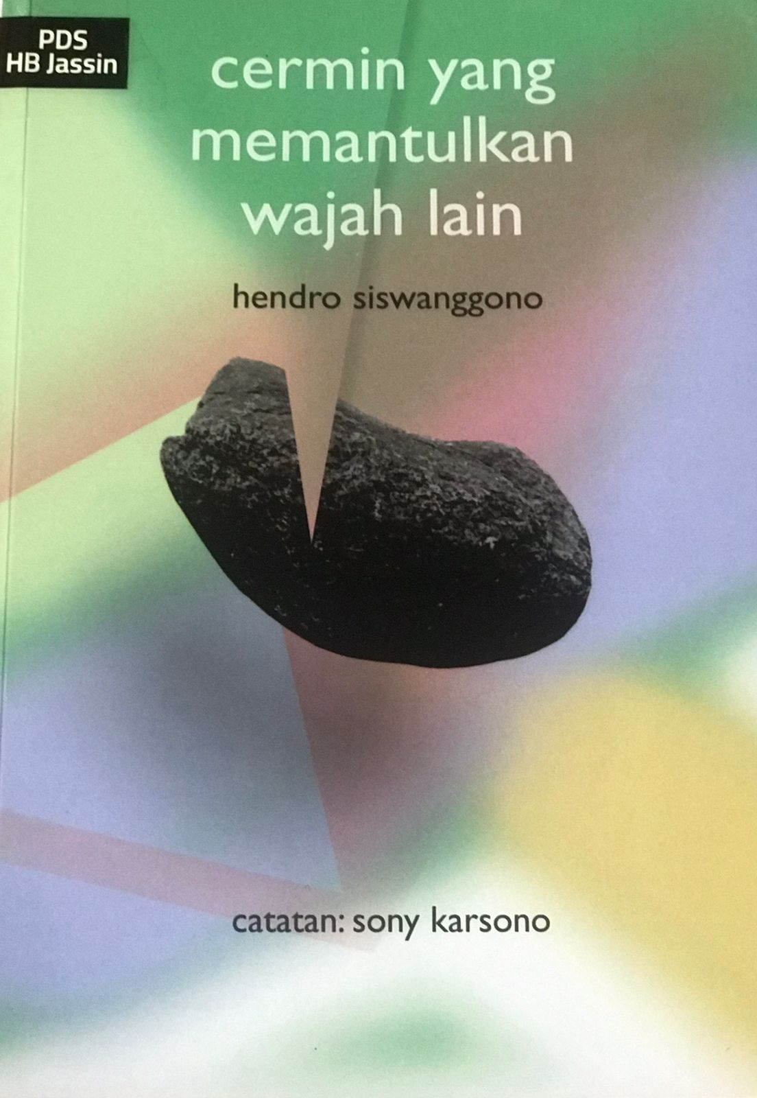 Cermin yang memantulkan wajah lain