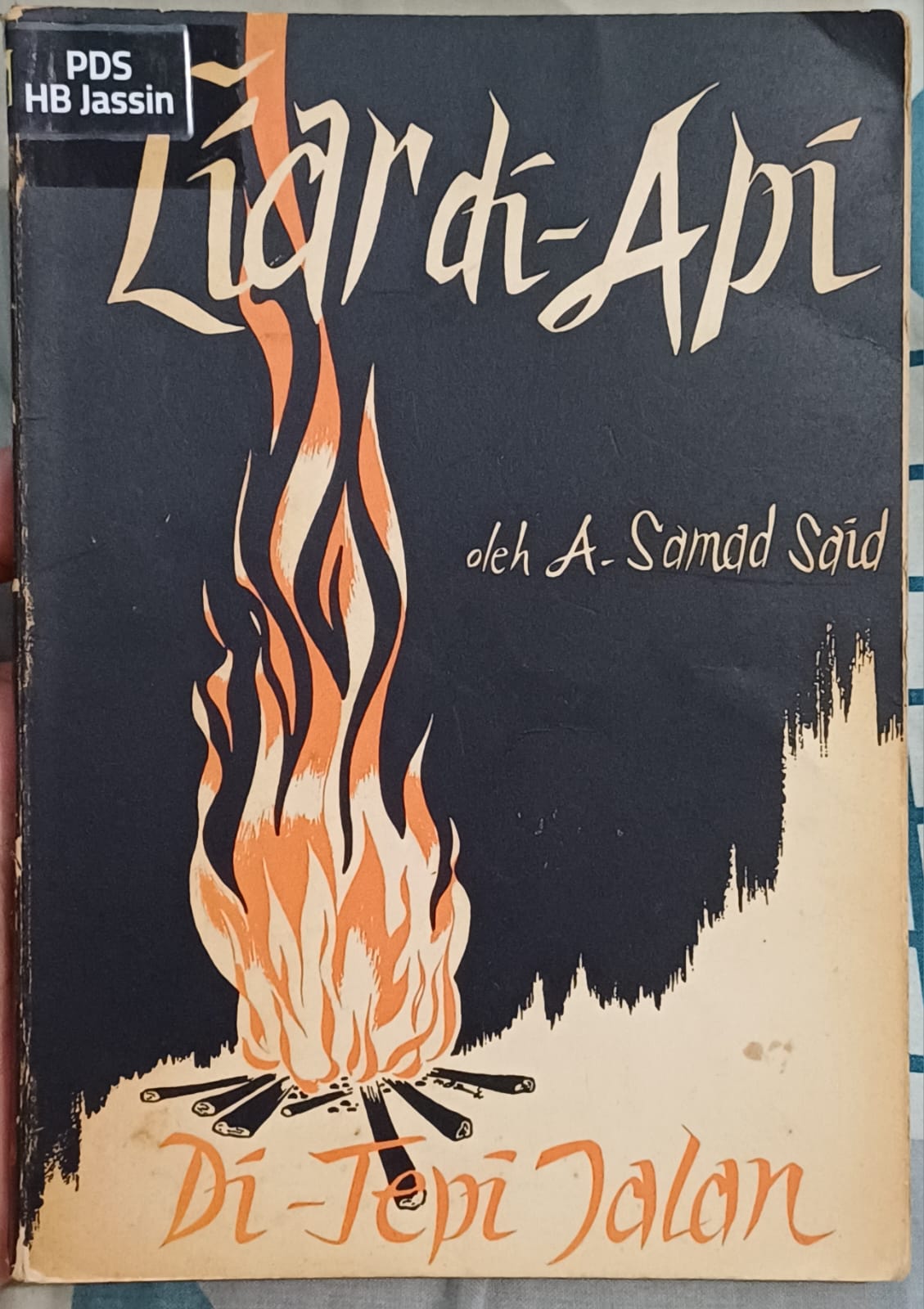Liar di api : Di tepi jalan