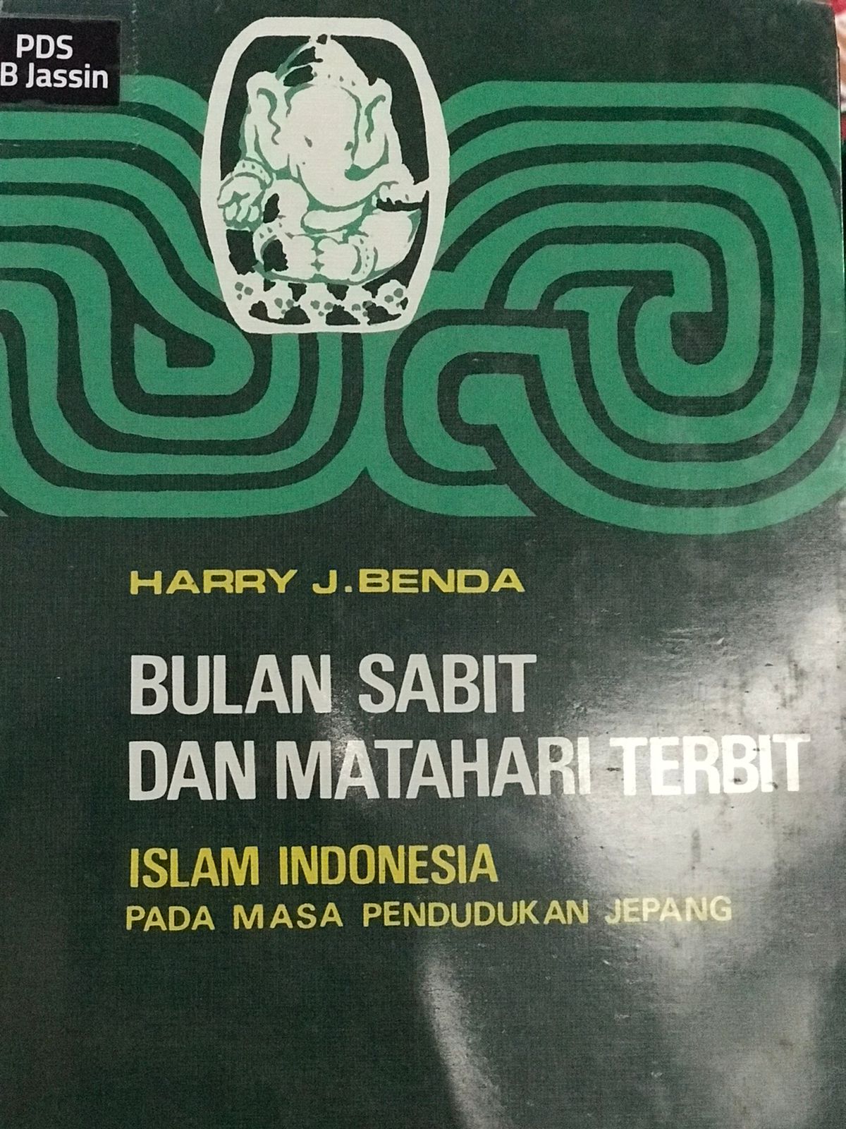 Bulan sabit dan matahari terbit :  Islam Indonesia pada masa pendudukan Jepang / Harry J. Benda ; penyunting, Alfian
