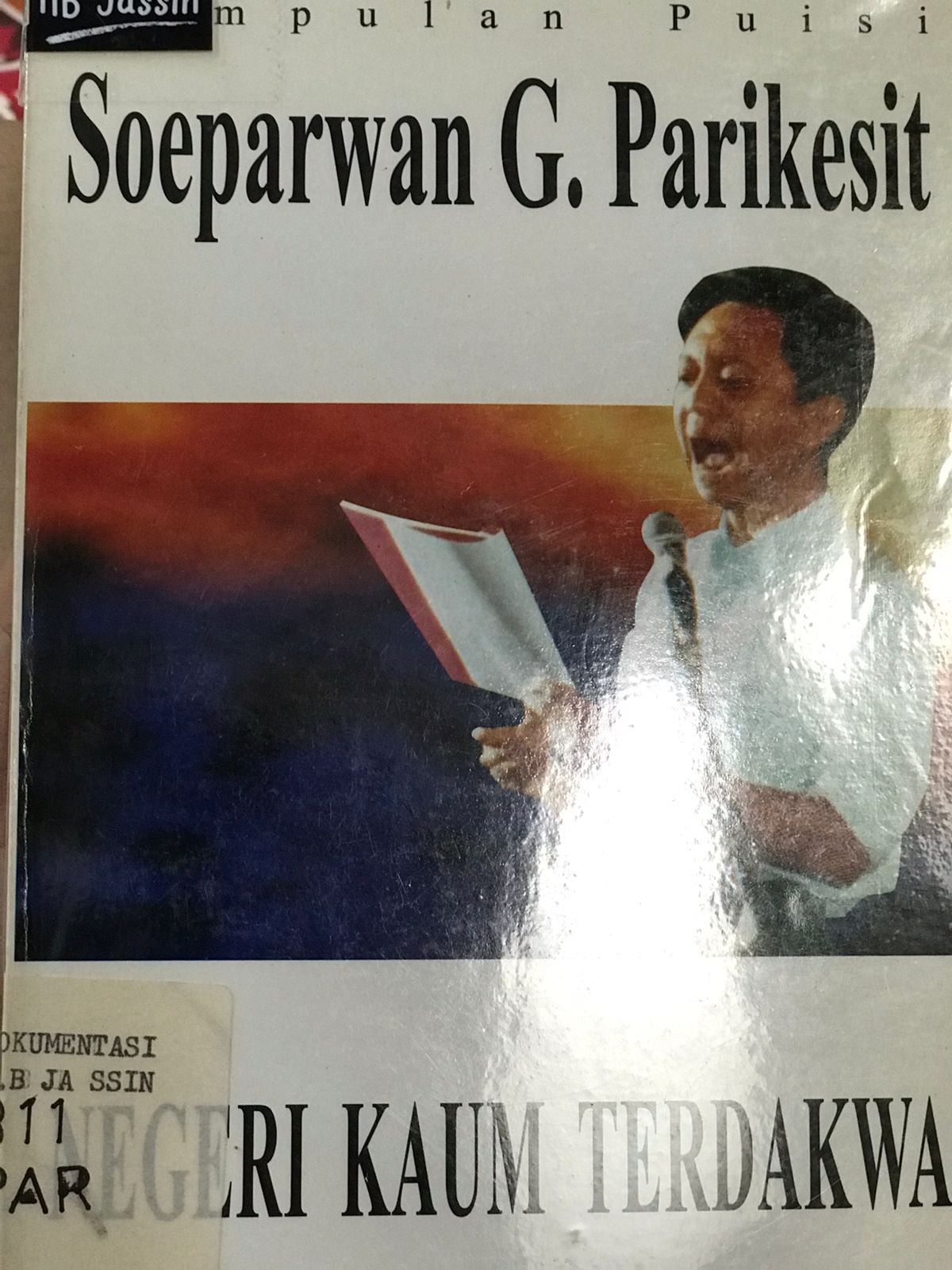 Negeri kaum terdakwa : kumpulan puisi