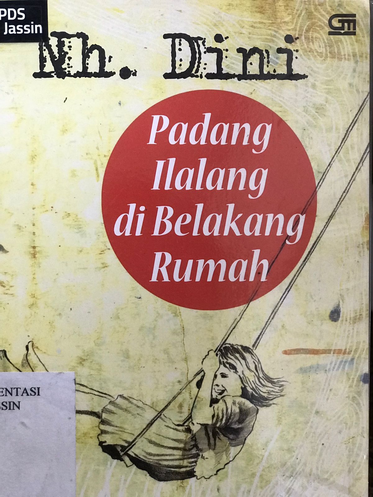 Padang ilalang di belakang rumah
