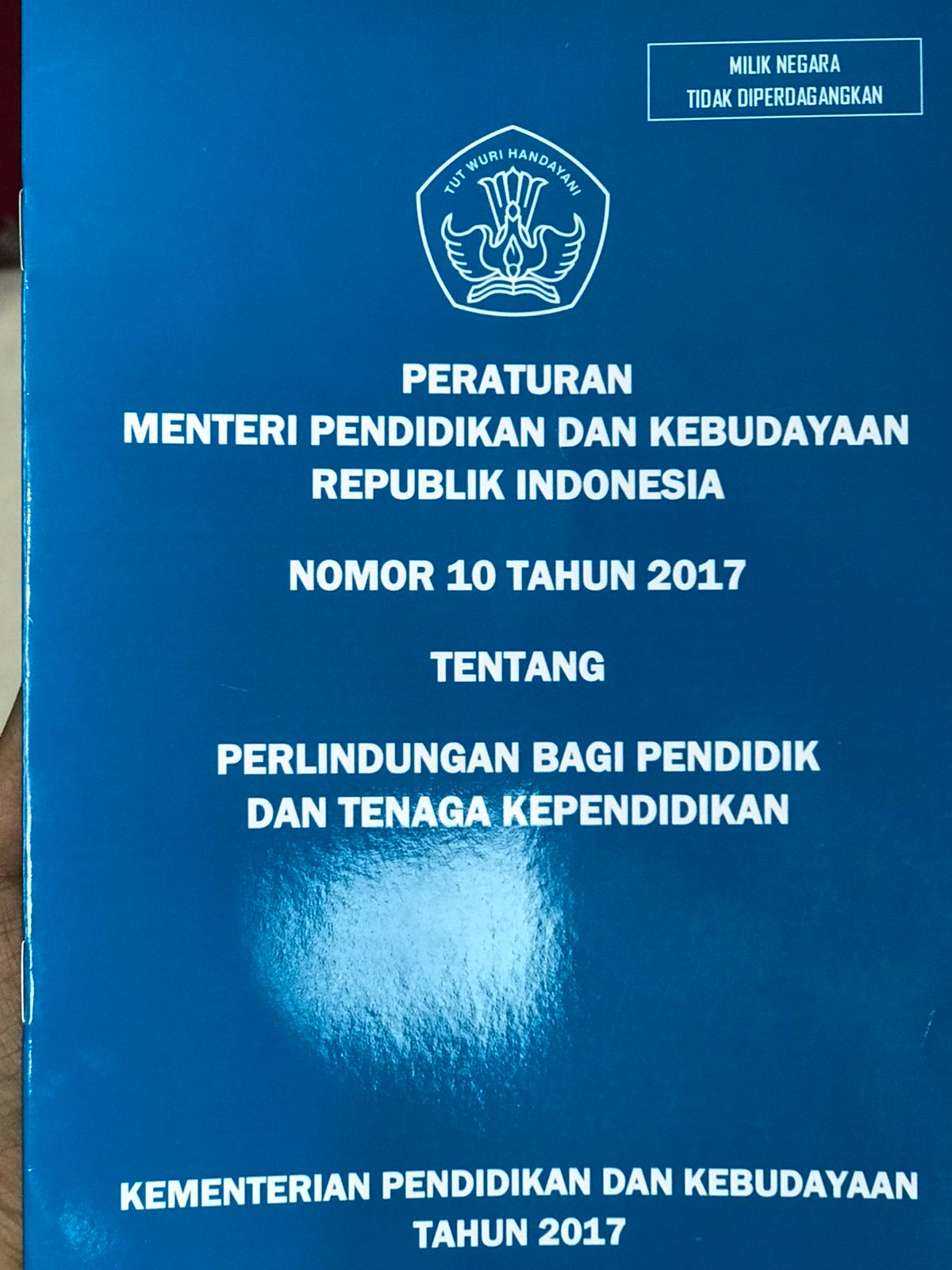 Peraturan menteri pendidikann dan kebudayaan republik Indoneisa : Nomor 10 tahun 2017 tentang perlindungan bagi pendidik dan tenaga kependidikan