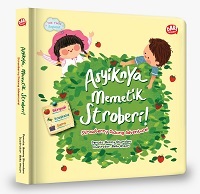 Asyiknya memetik stroberi! = strawberry picking adventure!
