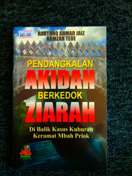 Pendangkalan akidah berkedok ziarah dibalik kasus kuburan keramat Mbah Priok Hartono Ahmad Jaiz dan Hamzah Tede; ed. Tim Al- Kautsar