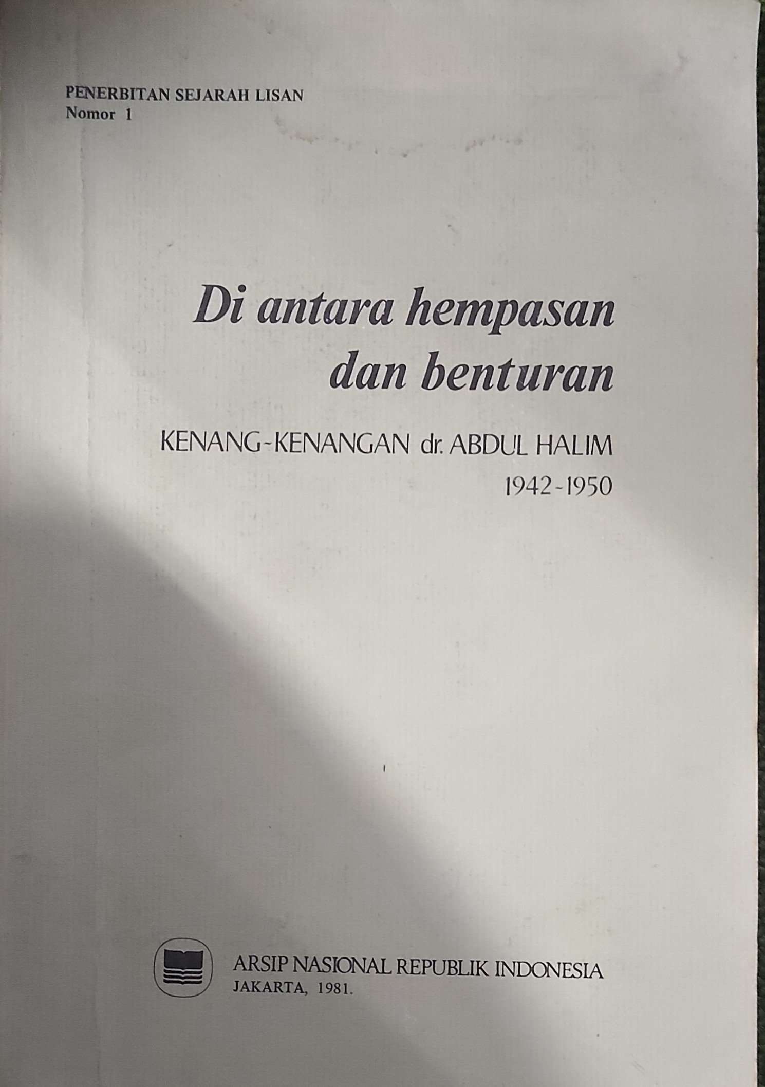 Di antara hempasan dan benturan : kenang-kenangan dr. Abdul Halim 1942-1950