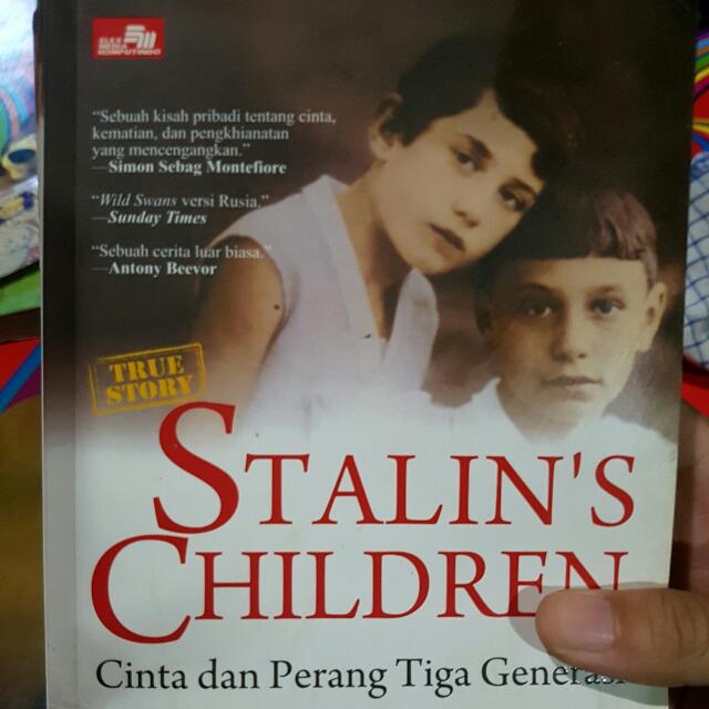 Stalins children / Owen Matthews ; alih bahasa Nastiti dan Shandy T