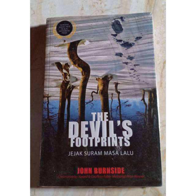 The devil's footprints :  Jejak suram masa lalu / John Burnside; penerjemah, Uswah Chabibah ; Maria Asri; ed. Arif Nugroho