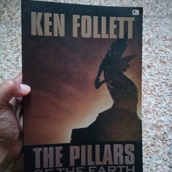The Pillars Of The Earth / Ken follett; penerjemah Monica Dwi Chresnayani Dan Diniarty Pandia