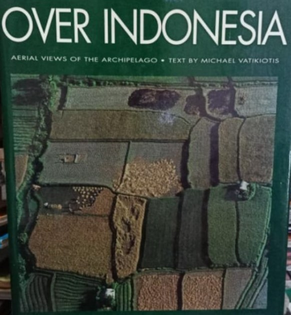 Over Indonesia :  Areial views of the archipelago / Tex Michael Vatikiotis