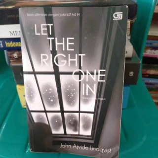 Let the right one in :  Biarkan aku masuk / John Ajvide Lindqvist ; Alih bahasa Tanti Lesmana
