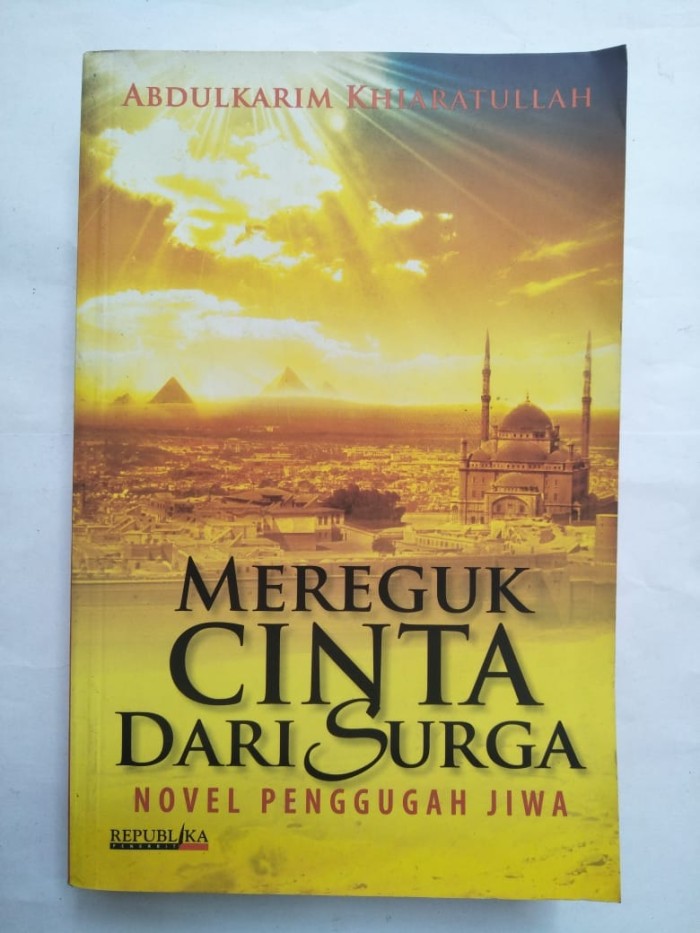 Mereguk cinta dari surga :  novel penggugah jiwa / Abdulkarim Khiaratullah; ed. Dian R. Basuki