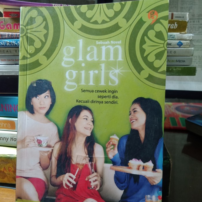 Glam girls :  semua cewek ingin seperti dia, kecuali dirinya sendiri / Nina Adrianti
