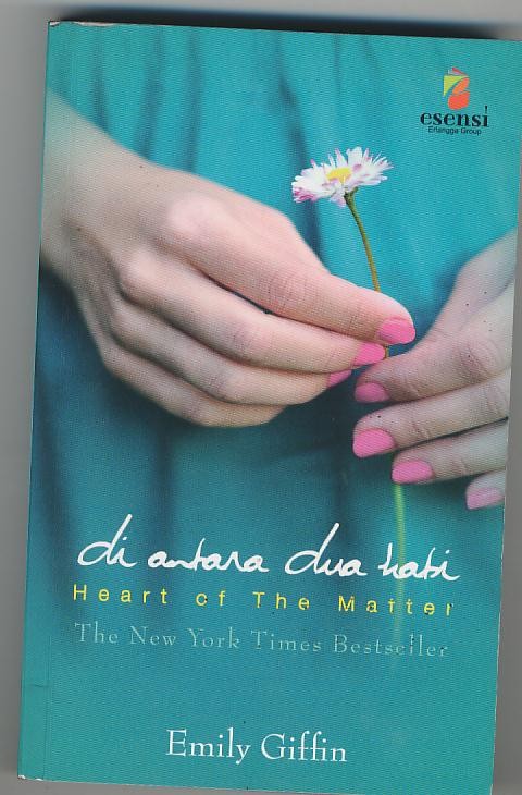 Heart of the matter :  di antara dua hati / Emily Giffin, penerjemah Isthi P. Rahayu, editor, FR. Uli Halolo
