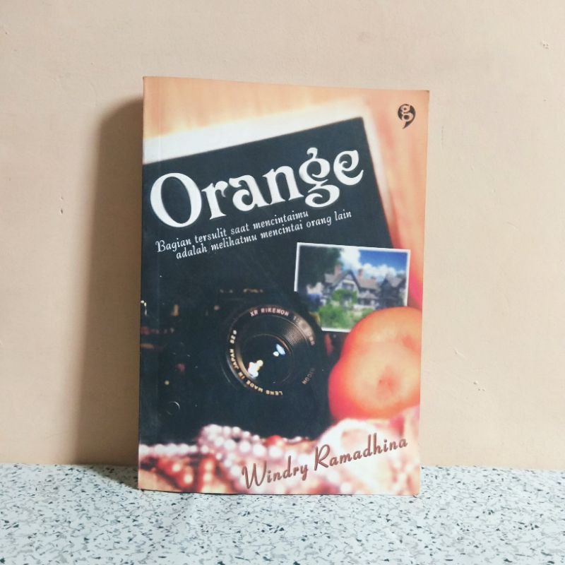 Orange :  Bagian tersulit saat mencintaimu adalah melihatmu mencintai orang lain / Windry Ramadhina ; ed. Christian Simamora