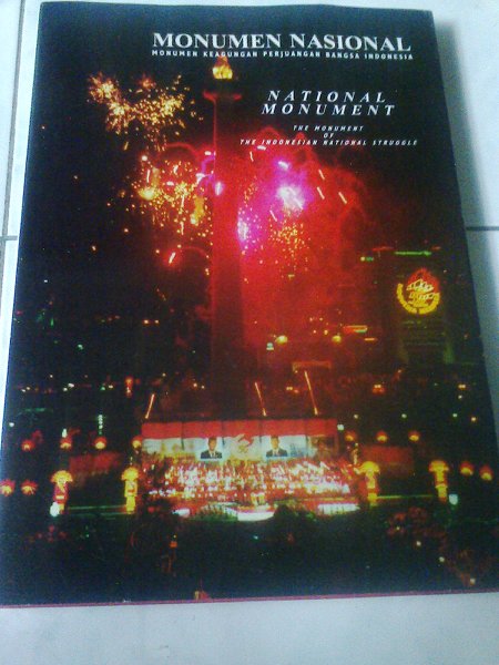 Monumen nasional : monumen keagungan perjuangan bangsa Indonesia = National monument : the monument of the Indonesian national struggle