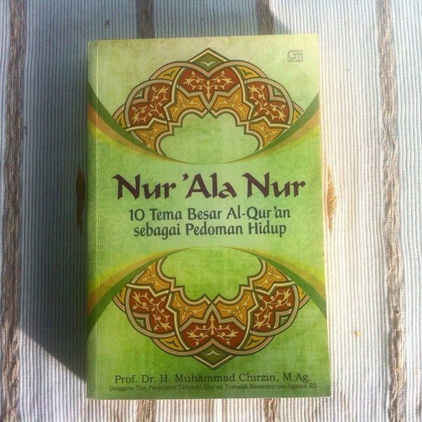 Nur 'Ala Nur : 10 tema besar al-Qur'an sebagai pedoman hidup