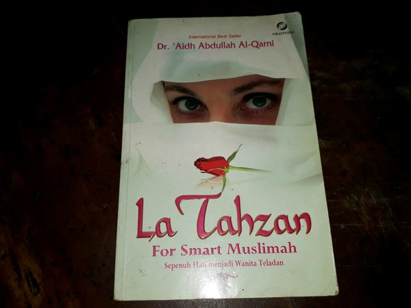 La Tahzan : : For Smart Muslimah sepenuh hati menjadi wanita teladan