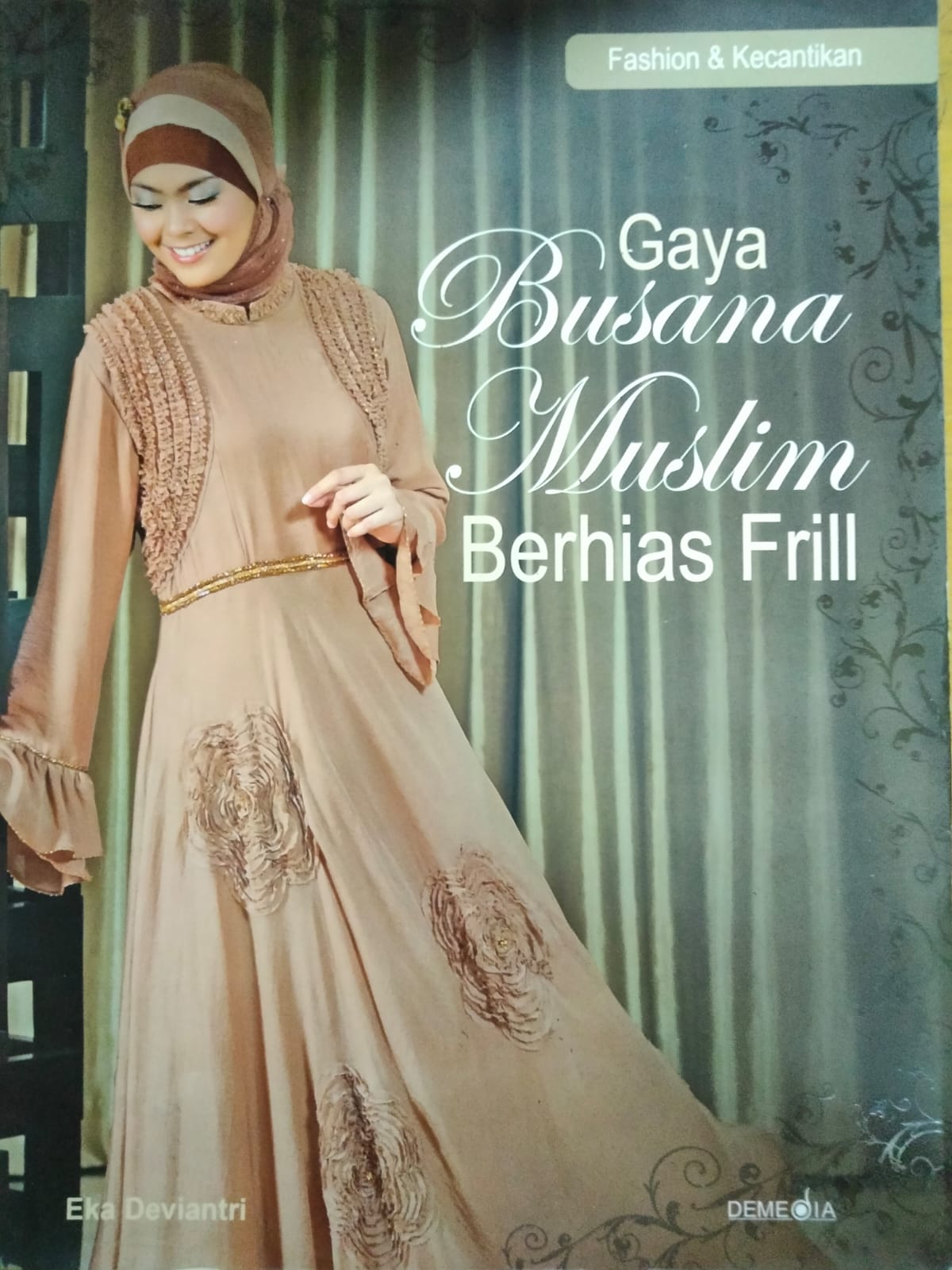 Gaya Busana Muslim Berhias Frill