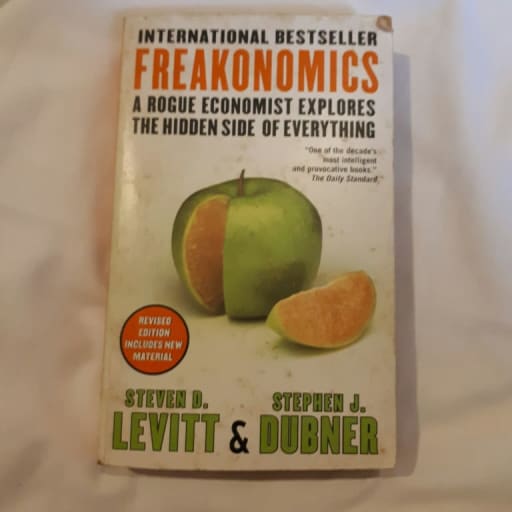 International Bestseller Freakonomics :  a Rougue Economist Explores the Hidden Side of Everything / Steven D. Levitt ; Stephen J. Dubner