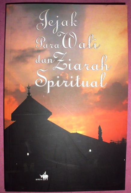 Jejak para wali dan ziarah spiritual / Purwadi