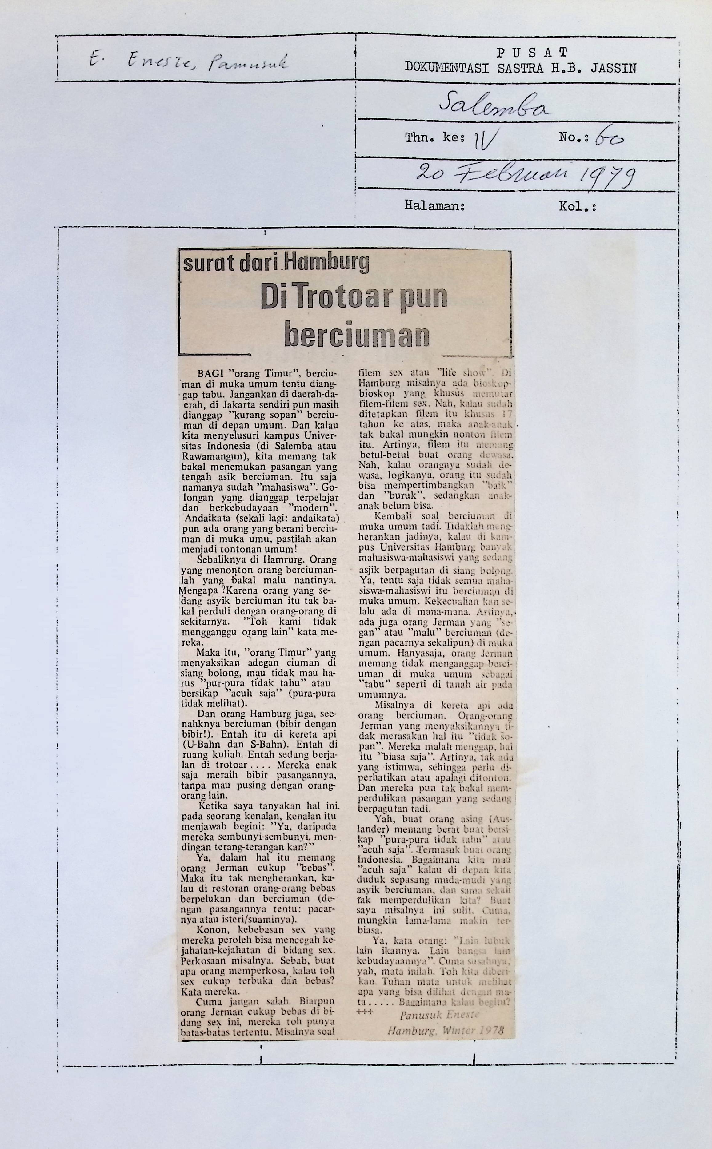 Di trotoar pun berciuman