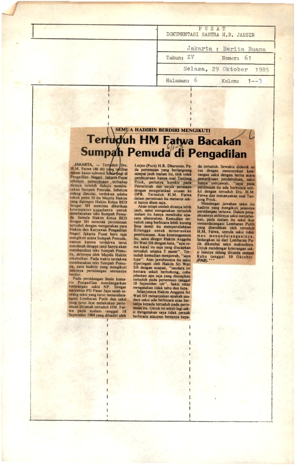 Semua hadirin berdiri mengikuti tertuduh HM. Fatwa bacakan sumpah pemuda di pengadilan